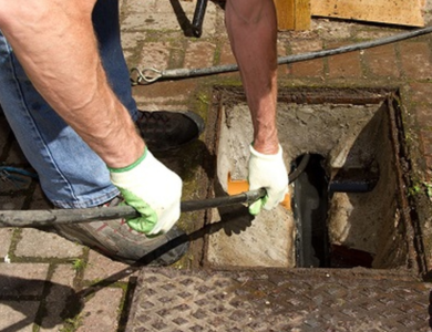 Urgent work under way at an external chamber. Image sourced from the Quick Clear Drainage website.